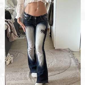 Lågmidjade jeans från crazy age i en speciell o superfin tvätt💗 Midjemått: 74cm Innerbenslängd: 78cm. Skriv gärna för fler bilder eller frågor!!