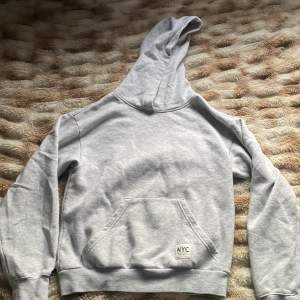 Säljer min gråa hoodie från H&M då den inye kommer till användning💕💕storlek 146/152