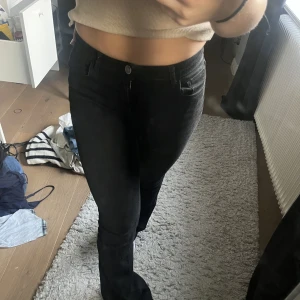 Low waided jeans - Snygga low Waits jeans från Pull and bear, storlek 34! Skriv för frågor eller bilder💕