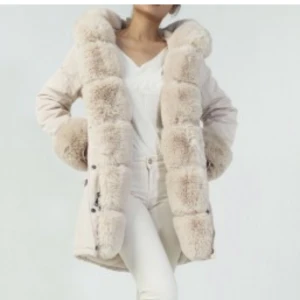 Sparka vinterjacka päls - Hej, säljer min parka päls jacka som knappt är använd. De är ej äkta päls men man skulle inte kunna se skillnad. 🩷