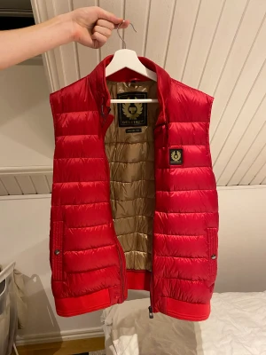 Belstaff CIRCUIT GILET MAN RED - Jätte fin väst! Nypris 3350kr, använd två gånger 