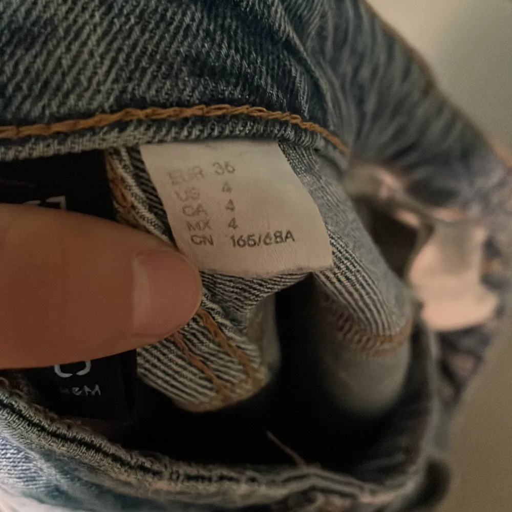 Fina jeans från h&m. Säljer för att de är för små för mig. Lite slitna där nere vid fötterna  skriv för mer bilder eller info  tryck helst inte på köp nu först ☺️. Jeans & Byxor.