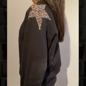 Tjocktröja med stjärnor - Säljer denhär såååå snygga tröja som är köpt från zara för längesen. Så snygg och unik och även så skön. Så cool att ha i skolan