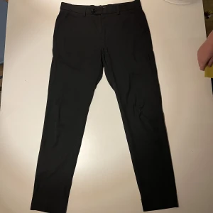 Svarta kostymbyxor  - Säljer ett par kostymbyxor i fint skick. Priset är prutbart. Skriv gärna vid intresse! Nypris: 399kr