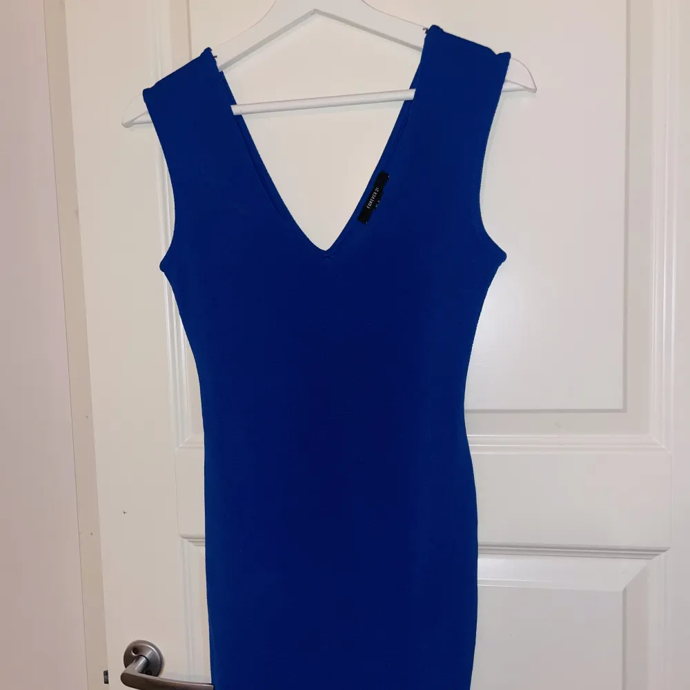En V-line klänning köpt i USA från Forever21 som användes en sommar. Inte rört på flera år. . Klänningar.