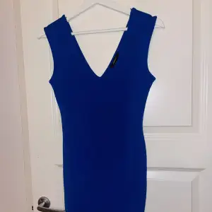 En V-line klänning köpt i USA från Forever21 som användes en sommar. Inte rört på flera år. 