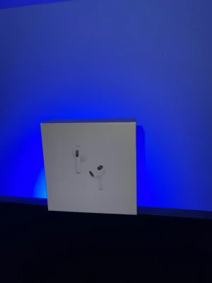 Air pods 3rd generation  - Hej skulle gärna vela sälja mina air pods som jag inte använder som jag fick i födelsedagspresent av mina föräldrar. Airpodsen är knappast använda och är i ny skick.