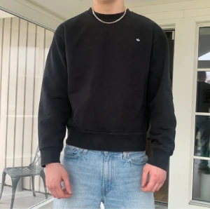 Svart adidas sweatshirt M - Dags att sälja min gamla adidassweatshirt, men på bilden ser den ganska kort ut då jag är 185 nypris:999kr men priset kan såklart diskuteras!