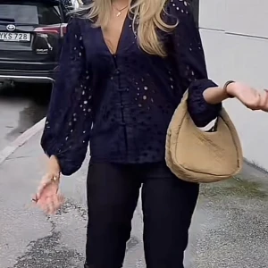 Blus - Säljer denna blus från shein då den tyvärr inte va så snygg på mig💗köparen står för frakten (obs lånad bild)