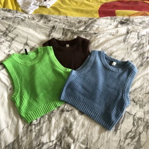 Stickade västar - 3st stickade västar. Brun, grön och blå🤍Storlek S, aldrig använda och i bra skick🤍 80kr styck🤍200kr för alla🤍