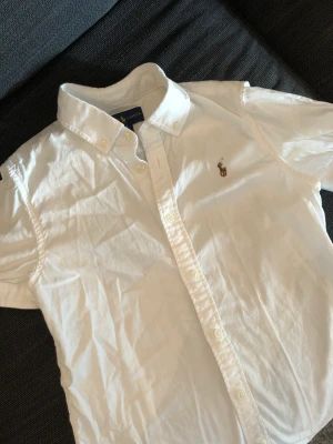 Polo Ralph Lauren skjorta 🤍🛥️ - Säljer en super snygg och trendig skjorta från Polo Ralph Lauren, såklart äkta! 🤍Skriv om intresserad 🤍