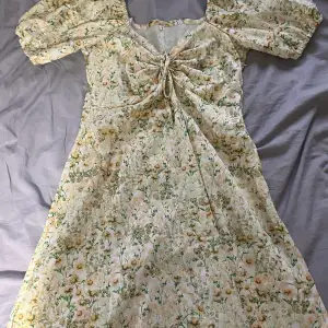 Fin klänning men som tyvärr är från Shein :( säljer då jag köpte dne second hand men märkte inte att det var Shein 