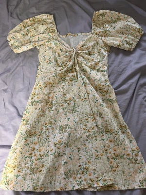 Klänning - Fin klänning men som tyvärr är från Shein :( säljer då jag köpte dne second hand men märkte inte att det var Shein 