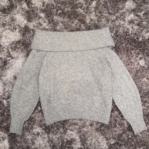 Jätte fin off shoulder stickat tröja!💞 - Off shoulder tröja från H&M i stl S! Skulle rekommendera dig som har stl S-M. Säljer pga att den är för stor för mig🫶💞🙏✨