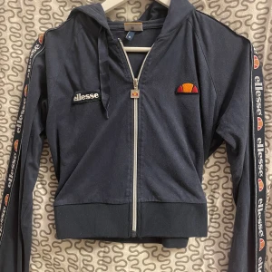 Mörk blå ellesse - Det här jackan är en lite gammal och är en som har blivit andvänd men ändå är i perfekt skick utan några problem, säljer den bara för att rensa ut garderoben.