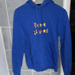 hov1 merch hoodie - Vindar på mars hoodie. ALDRIG ANVÄND endast testad. Har bara legat i min garderob sen jag köpte den. Superfin och efterfrågad 🩵 priset kan diskuteras vid snabb och smidigt köp. Köparen står för frakten!