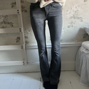 Hunkydory jeans - Säljer dom perfekta bootcut jeansen från hunkydory! Dom är lågmidjade och långa och i den perfekta gråa färgen 💕storlek 27/34 passar mig som vanligtvis är en 36:a!