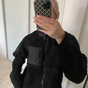 teddyjacka  - Svart teddyjacka i storlek L passar även M!🖤