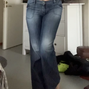 Bootcut jeans - Bootcut jeans midwaist i jättefint skick💞Personen på bilden är 175cm lång