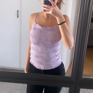 Topp  - Säljer denna fina lila toppen då den tyvärr inte kommer till användning längre! 💗