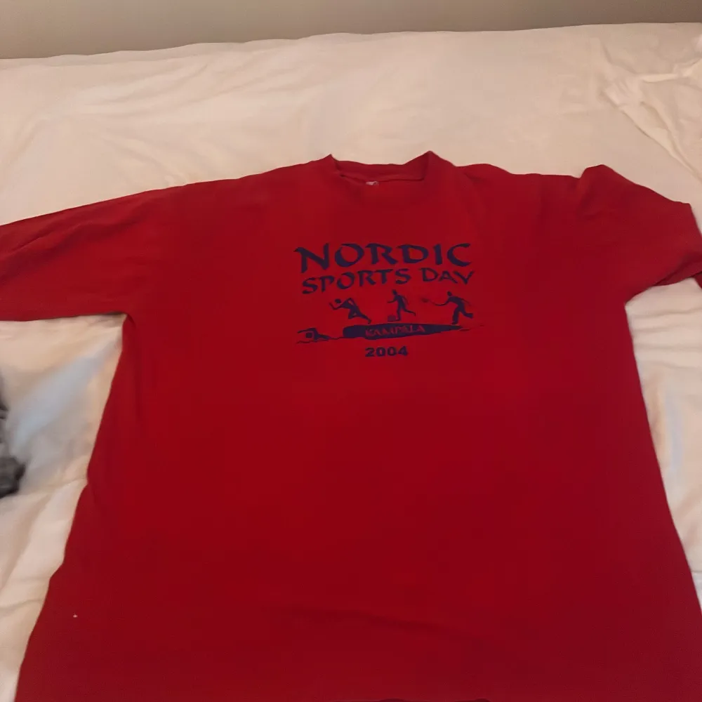 Den är i bra skick  användt 2 gånger köpt på secondhand . T-shirts.