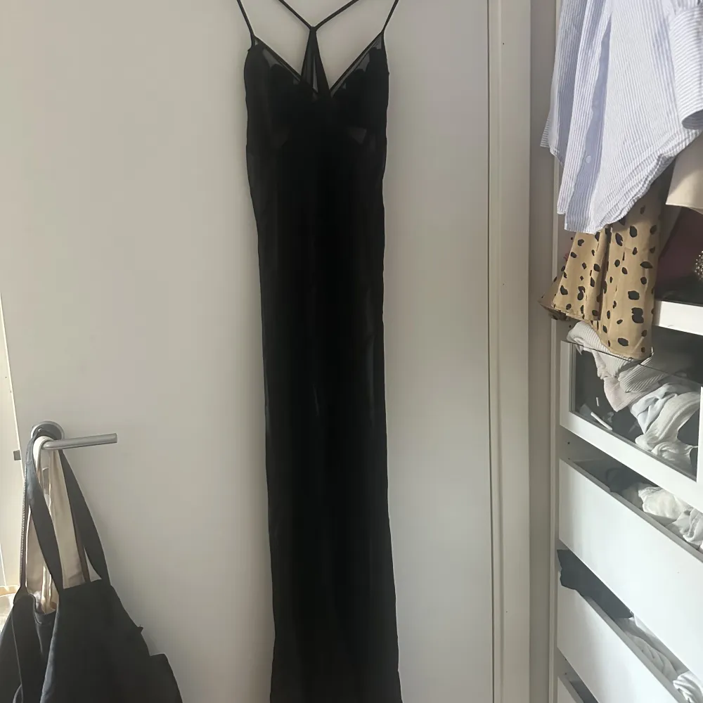 En svart långklänning från Zara som är oanvänd med alla lapparna kvar (glömde att lämna tillbaka)! Jätte fin klänning i silkesmatrial:)  . Klänningar.