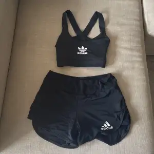 Super gulligt adidas set i M, men skulle säga att det passar S också så blir det inte lika tajt ❤️. Dubbel lager i byxan ❤️