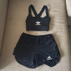 Adidas Set - Super gulligt adidas set i M, men skulle säga att det passar S också så blir det inte lika tajt ❤️. Dubbel lager i byxan ❤️