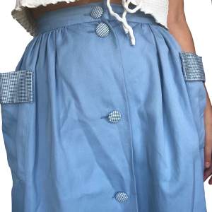 Knappt använd vintage kjol från 50 talet troligen. Superfina detaljer av blå gingham och stora FICKOR!!! ig - @thrifty.sthlm