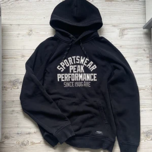 Peak Performance hoodie - Superfin svart hoodie med tryck från Peak Performance 🖤Nypris över 1000 kr och säljs inte längre! Sitter riktigt snyggt oversized om du har mindre storlek ^^