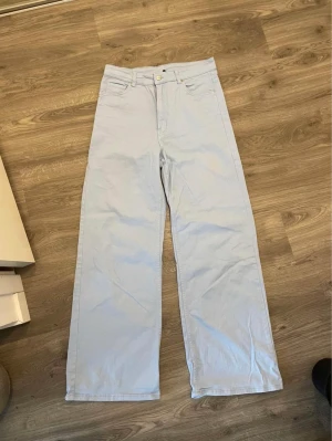 Byxor - Ett par jätte fina blåa jeans från H&M säljer dom då dom blivit förstora för mig.