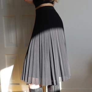 Svart lång kjol - Svart lång kjol från Bershka. Köpt i Malaga. Perfekt skick! Använd två gånger, därför säljer jag den eftersom jag inte använder den 🧚🏼‍♀️