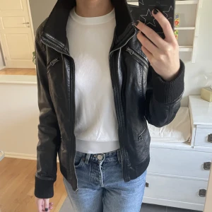 Skinnjacka  - Säljer denna fina skinnjacka från lindex i fint skick⭐️ Hör av dig vid frågor🤍