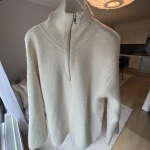 Stickad tröja  - Stickad tröja i färgen off white. Dragkedja fram och slits på båda sidorna. I nytt skick, endast använd 3 gånger. Säljs pga har för mycket liknande💞