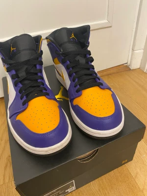 Air Jordan 1 mid  - Dark conford/taxi white black. Använda ett par gånger, original kartong. Ny pris 