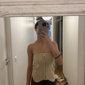 Topp/kjol - Topp/ kjol från Urban outfitters! Kommer tyvär inte till någon användning hos mig:((❤️