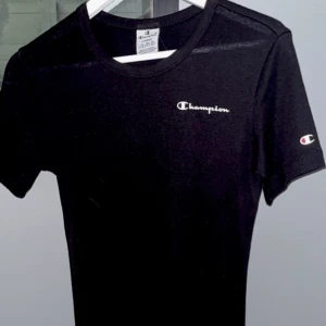 T-shirt klänning Champion L - Oanvänd T-shirt klänning i Jersey tyg, bomull. Svart. Storlek L  Helt ny. 🌸