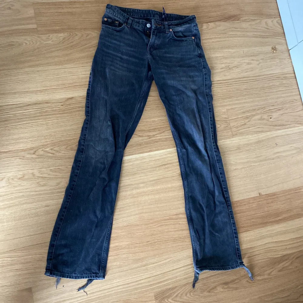 Säljer mina weekday jeans i modellen low arrow jeans. Säljer då jag inte använder de längre, defekter finns längst ner på benen därav priset.. Jeans & Byxor.