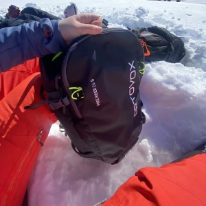 Ortovox Free Ride 26 S  - Säljer min ortovox free rider 26L dam modell. Nypris 2500kr säljer för 1500kr   Inga defekter eller tecken på användning. 