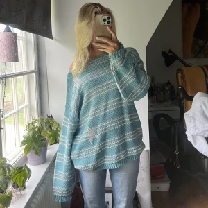 Stickad tröja - En perfekt stickad tröja nu under hösten💕 storleken är oklar men skulle säga att de passar både en som bär storleken M och L 🫶🏻Det är tre silver stjärnor på den ⭐️och silvriga detaljer 💕