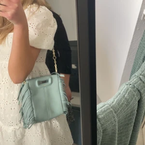 maje väska 🙏🏼❤️ - säljer min söta maje väska 🙏🏼 köptes i marbella januari 2023, använd Max 10 gånger och mycket bra skick 😁😁köptes för 2500kr, säljer för 1000🙏🏼 kvitto + dustbag och båda banden följer med 