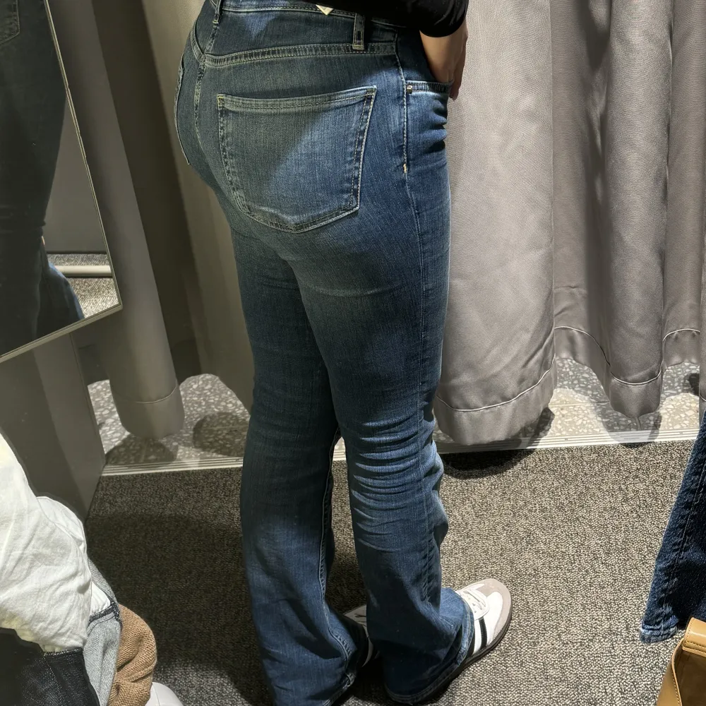 Zara low waist bootcut jeans. Väldigt stretchiga. Dom är använda några gånger men finns inget slitage eller så att anmärka.. Jeans & Byxor.