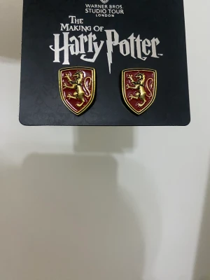 Helt nya harrypotter örhängen!!! Från Harry Potter museet i london!  - Helt nya aldrig använd! Kostar 200kr och är från museumet. Men säljer dem för halva priset! 