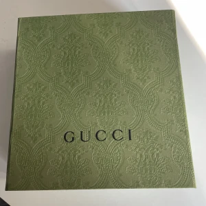 Gucci skärp  - Säljer min sons nya och oanvända Gucci Blondie belt strl 115. Han säljer pga felköp och taggar och lappar borttagna så gick ej skicka tillbaka! Det är endast uttaget ur lådan och provat en gång hemma! Köpt från gucci.com  Lådan och allt medföljer 