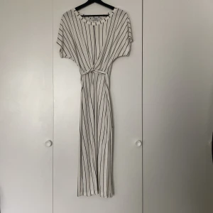 Klänning - Klänning från bershka med midjeband. Köparen står för frakten. 