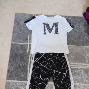 Set  - Ett set med vit tröja och svarta byxor, du får båda för 50k, använda fåtal gånger och är i bra skick.