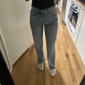 Jeans - Jeans som är tighta på låren men lösa nedtill, för stora för mig därför aldrig använda, midjemått 77 cm längd från grenen ner 73 cm❤️