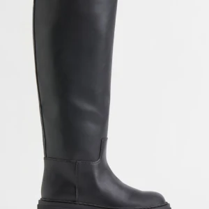 Svarta Höga stövlar  - Säljer mina svarta höga stövlar från Hm i storlek 39 då de är för stora för mig. Andvända ett fåtal gånger, skick 9/10. Skickar gärna fler bilder! köpa för 700 så säljer för 500💌