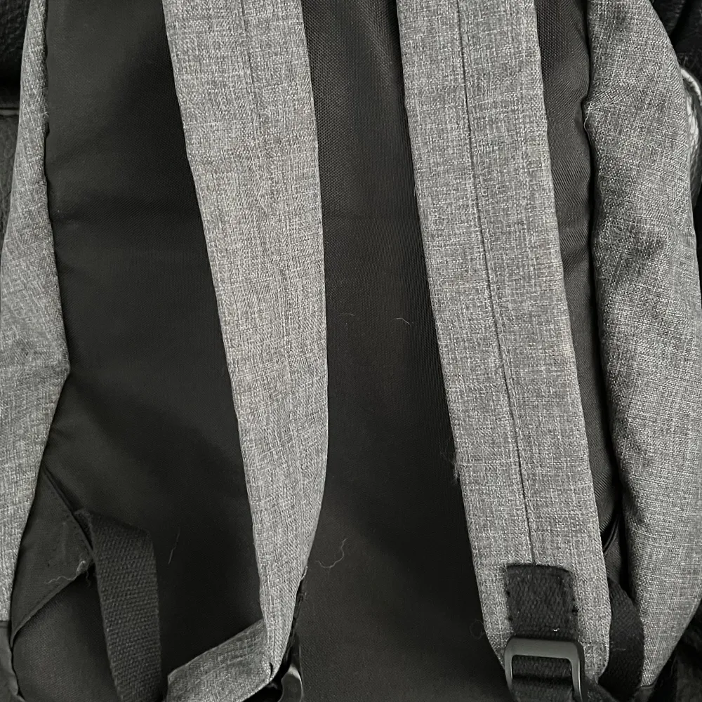 Fin grå nyans väska fr pull & bear Använd en gång. Accessoarer.
