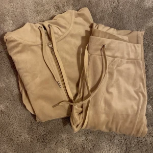 Säljer detta jätte fina mjukis sättet från Gina tricot. Använt kanske 10 gånger, men är i väldigt fint och bra skick. Skriv för fler bilder och för att diskutera priset💕💕 - Väldigt fint skick 